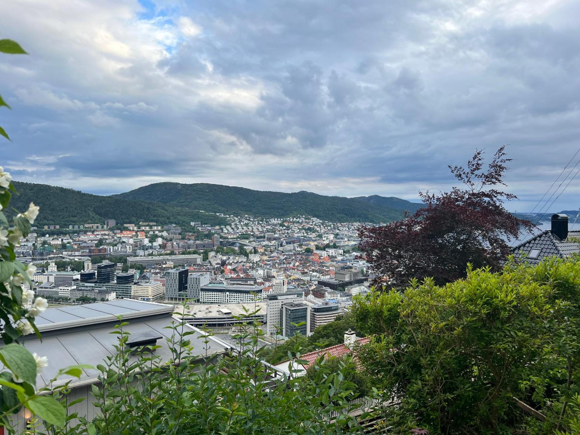Fin Leilighet Med Parkering! Bergen Zewnętrze zdjęcie